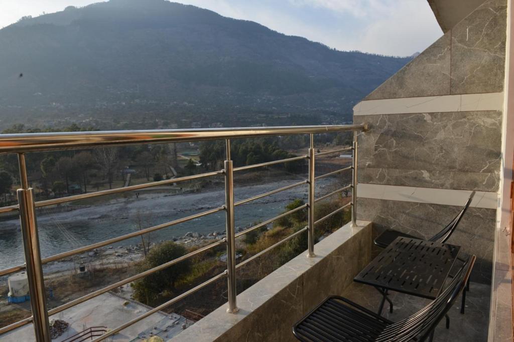 Tulip Flowing River View Hotel. Shamshi Exterior foto